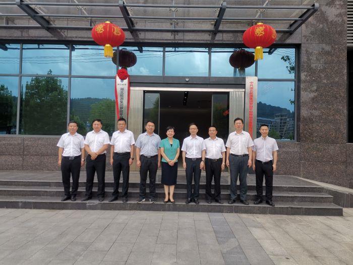 揭牌仪式领导合影(拍摄:袁时雨) 揭牌仪式领导合影(拍摄:袁时雨)