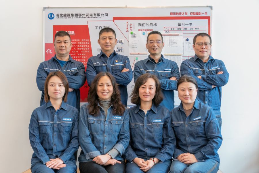 燃运部化验班合影(鄂州发电公司供稿) 燃运部化验班合影(鄂州发电公司供稿)