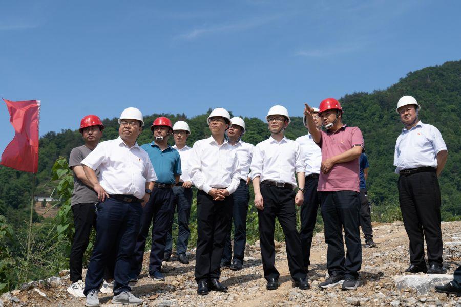 朱承军考察峡洞岩大桥项目施工情况（杨海青 摄）
