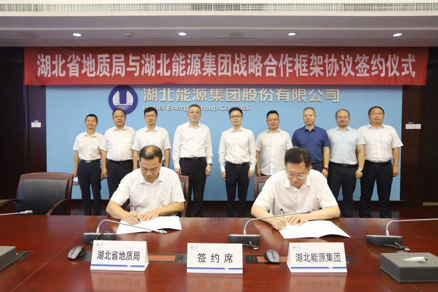 签约现场(摄影:黄汉敏) 签约现场(摄影:黄汉敏)