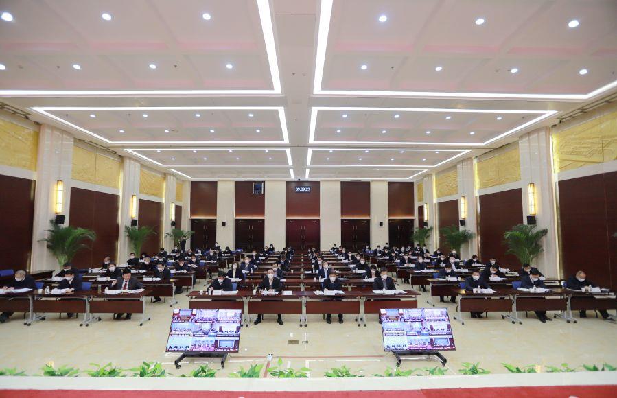 与会代表认真听取报告 与会代表认真听取报告