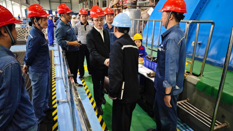 朱承军慰问鄂州发电公司值班人员 朱承军慰问鄂州发电公司值班人员