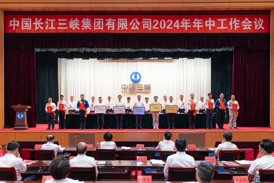 受表彰代表上台领奖(摄影:雷海超) 受表彰代表上台领奖(摄影:雷海超)